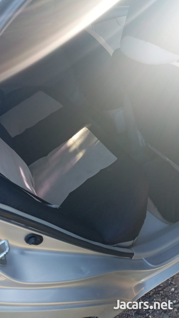 Toyota Axio 1,5L 2010-4