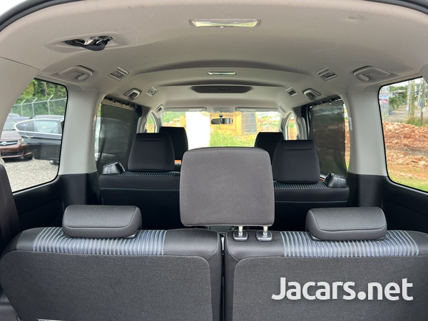 Toyota Voxy 2,0L 2014-10