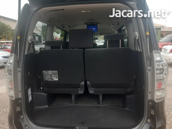 Toyota Voxy 2,0L 2013-9