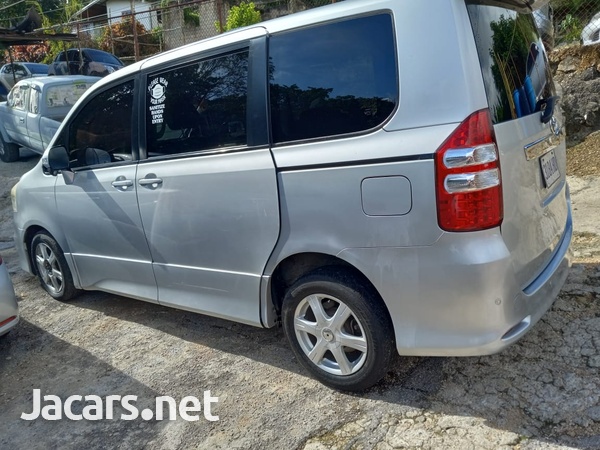 Toyota Noah 2,0L 2010-7
