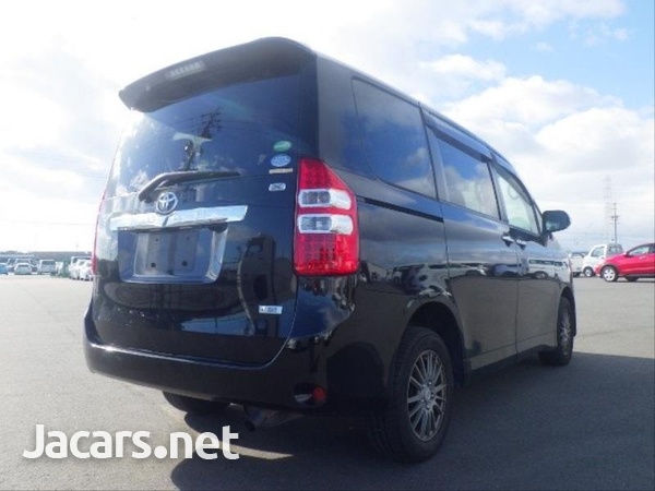 Toyota Noah 2,0L 2013-9