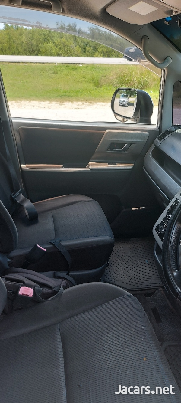 Toyota Voxy 2,0L 2010-9
