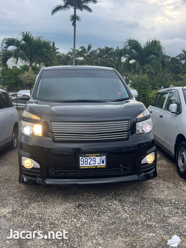 Toyota Voxy 1,8L 2011-3