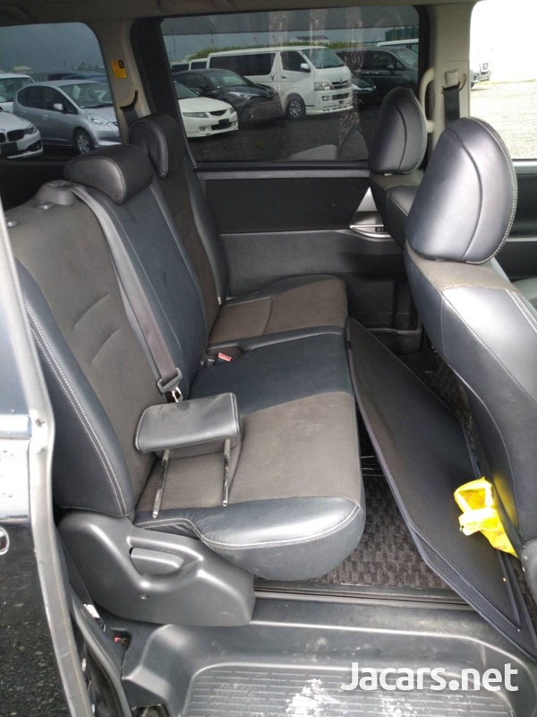 Toyota Voxy 2,0L 2013-6