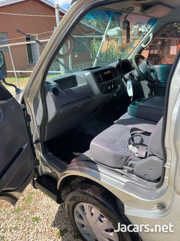 Toyota Hiace 2,5L 2006-4