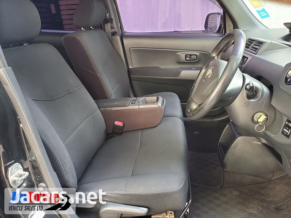 Toyota bB 1,5L 2010-7