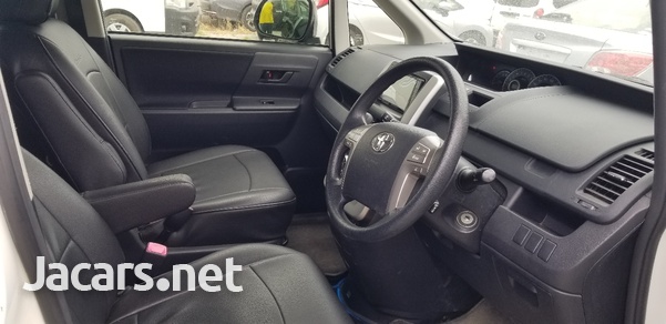 Toyota Voxy 2,0L 2013-5