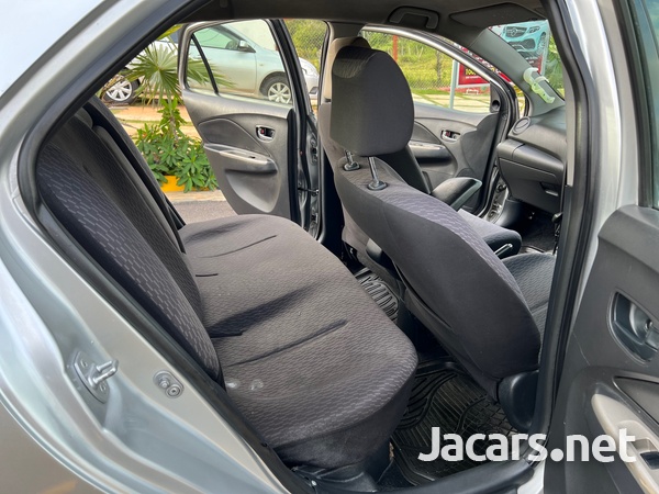 Toyota Yaris 1,3L 2013-8
