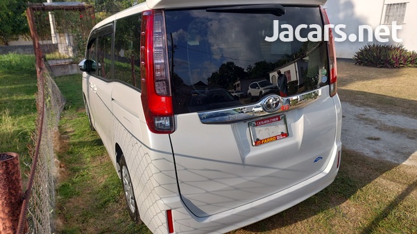 2014 Toyota Noah-12