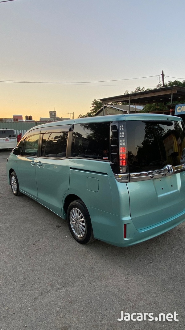 Toyota Voxy 2,0L 2016-4