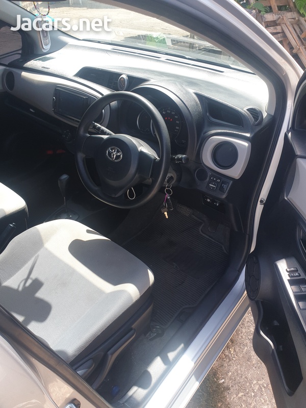 Toyota Vitz 1,3L 2014-7