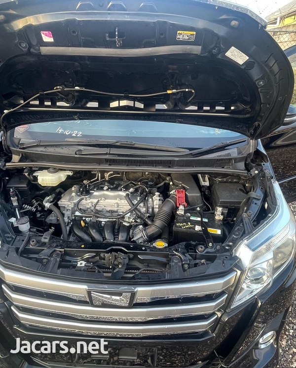 Toyota Noah 2,0L 2014-7