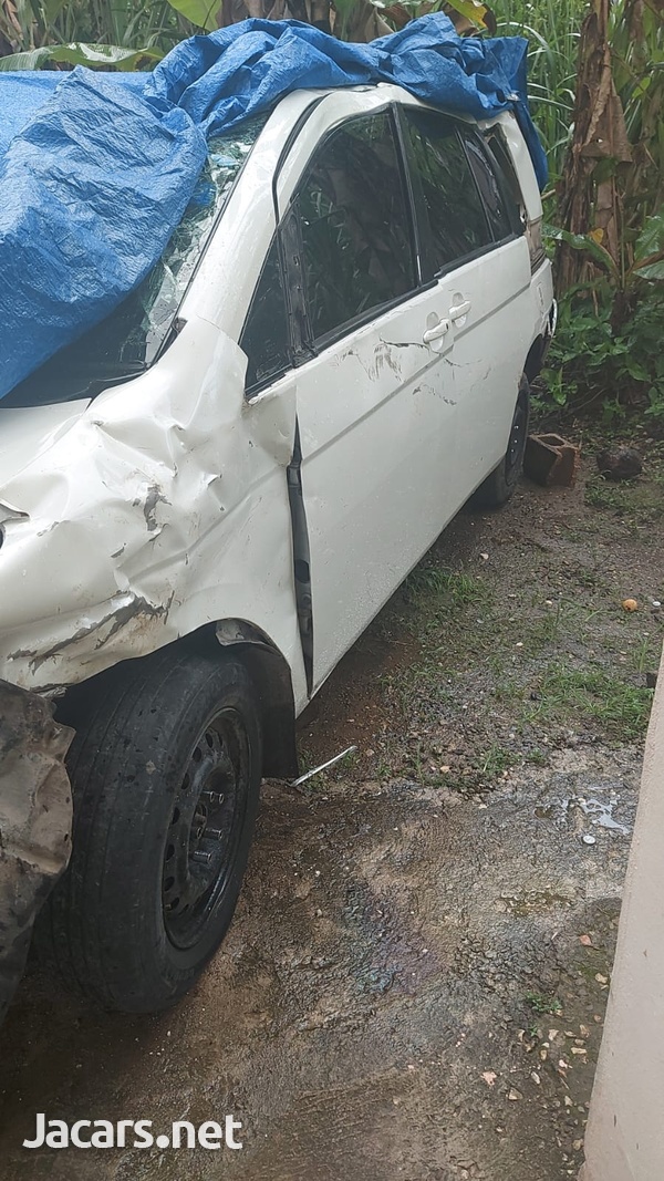 Toyota Isis 2,0L 2010-4