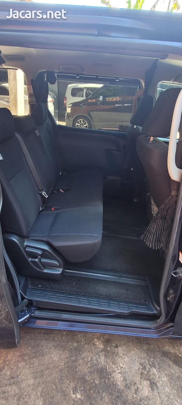 Toyota Voxy 2,0L 2015-12