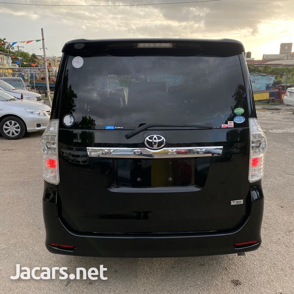 Toyota Voxy 2,0L 2013-5