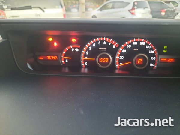 Toyota Voxy 2,0L 2013-12