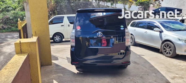 Toyota Voxy 2,0L 2013-5