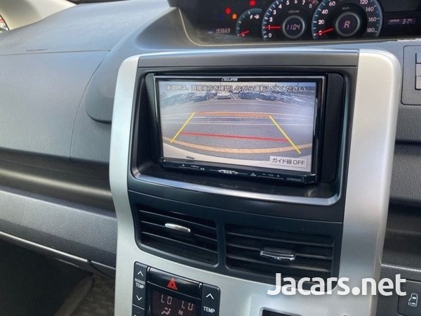 Toyota Voxy 1,8L 2013-5