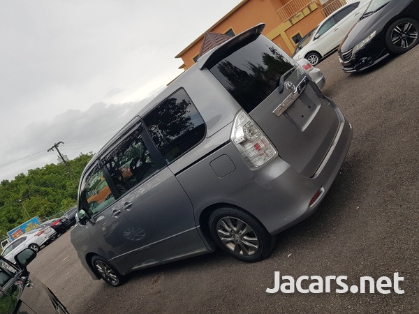 Toyota Voxy 2,0L 2013-8