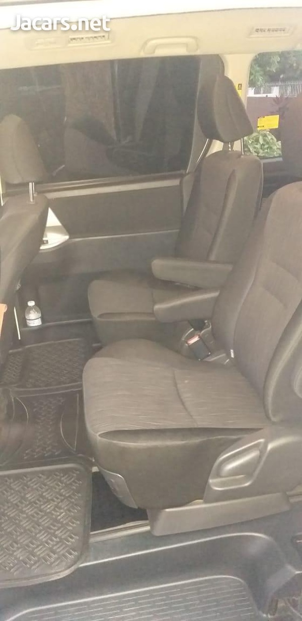 Toyota Voxy 2,0L 2011-6
