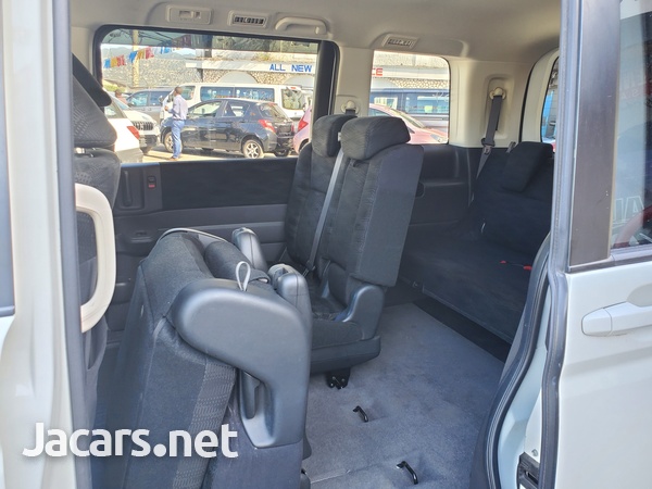 Honda Stepwgn 2,0L 2015-10
