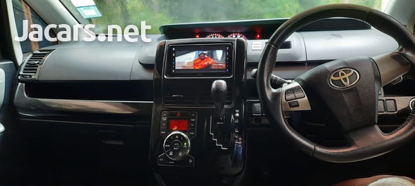 Toyota Noah 2,0L 2011-8