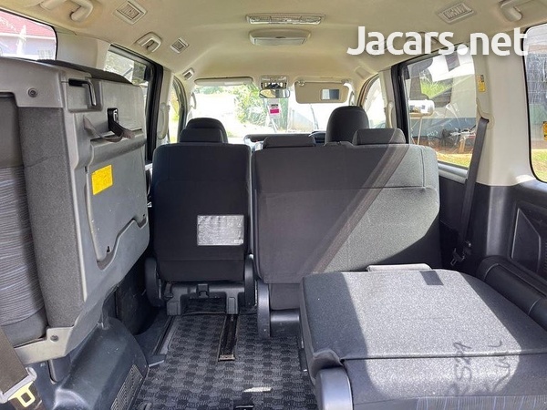 Toyota Noah 2,0L 2013-6