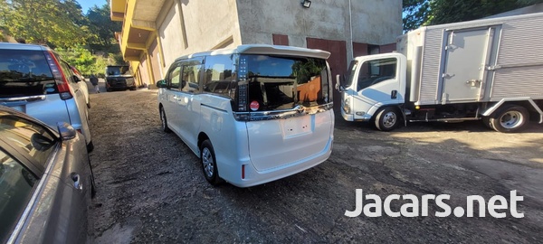 Toyota Voxy 2,0L 2014-6