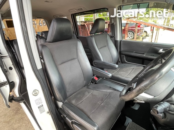 Honda Stepwgn Spada 2,0L 2013-7