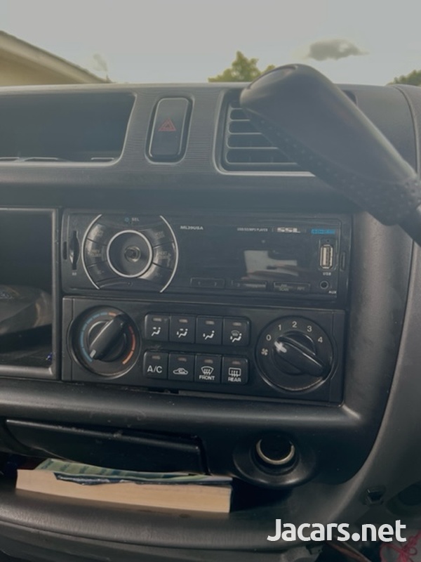 Mazda Bongo 1,8L 2010-7