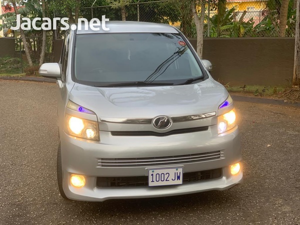 Toyota Voxy 2,0L 2012-1