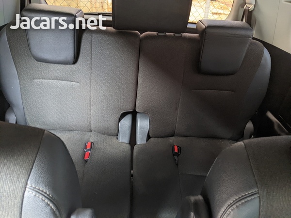 Toyota Voxy 1,9L 2013-6