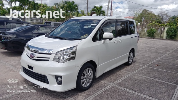 Toyota Noah 2,0L 2013-1