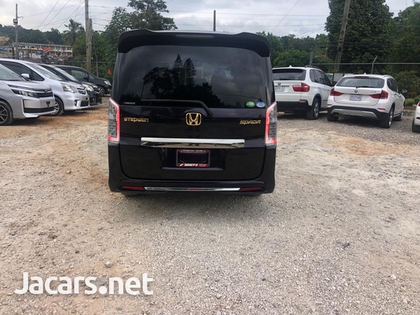 Honda Stepwgn Spada 2,0L 2013-4