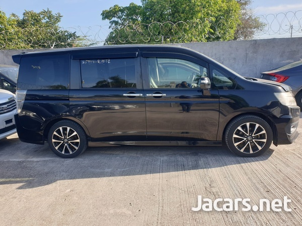 Honda Stepwgn 2,0L 2013-4