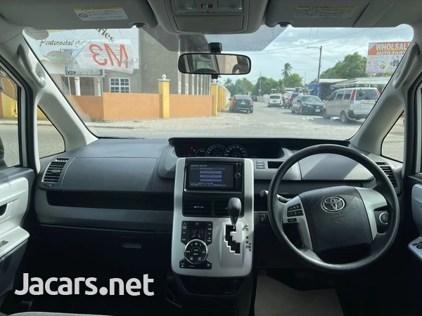 Toyota Noah 2,0L 2013-5