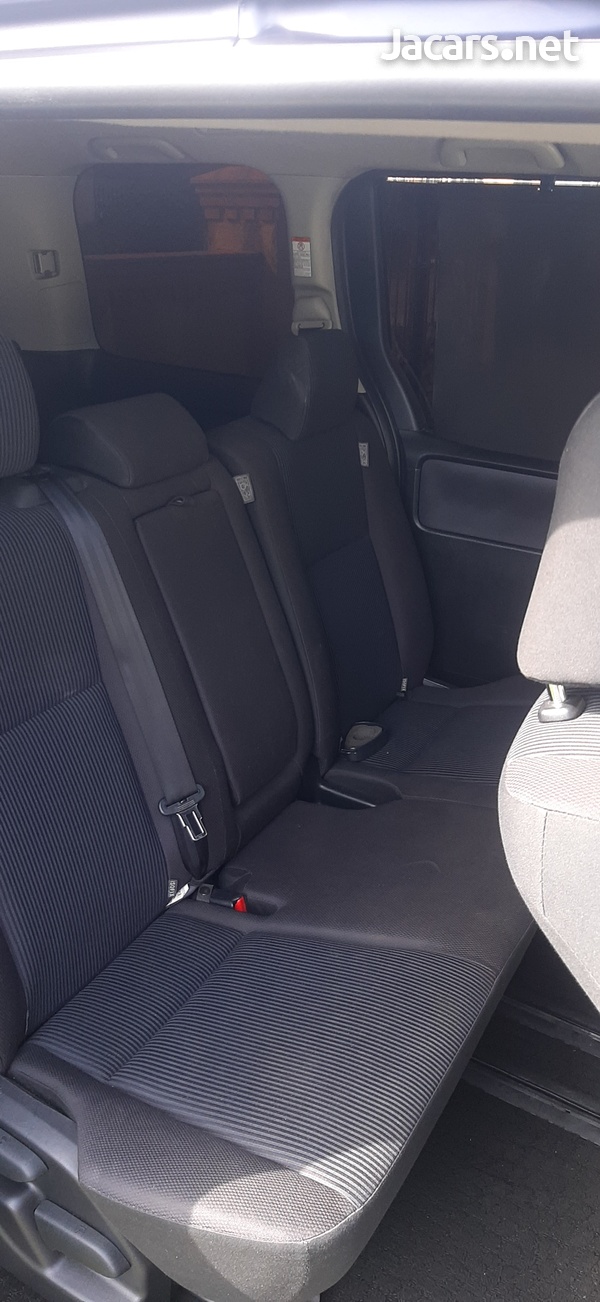Toyota Voxy 2,0L 2014-11