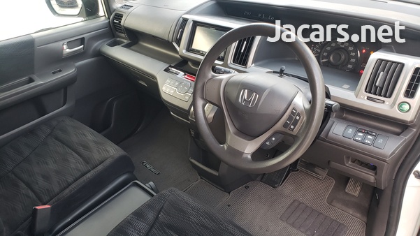 Honda Stepwgn 2,0L 2013-6