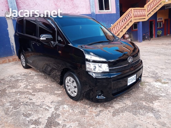 Toyota Voxy 2,0L 2013-1