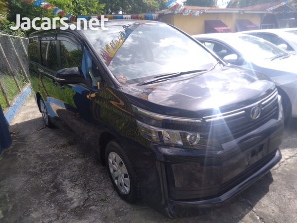 Toyota Voxy 2,0L 2016-3