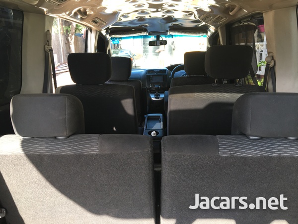 Nissan Serena 2,0L 2012-10