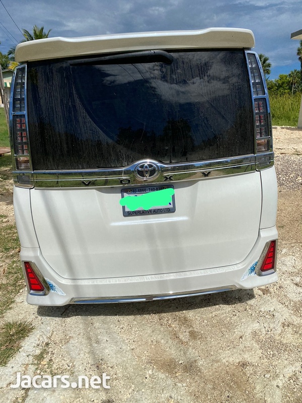 Toyota Voxy 2,5L 2014-4