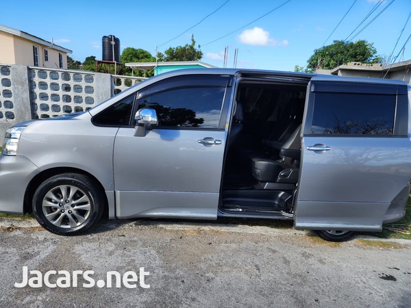 Toyota Voxy 2,0L 2013-7
