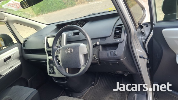 Toyota Noah 2,0L 2013-5