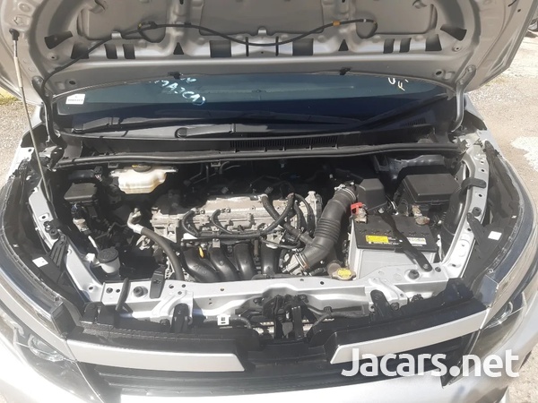 Toyota Voxy 2,0L 2014-10