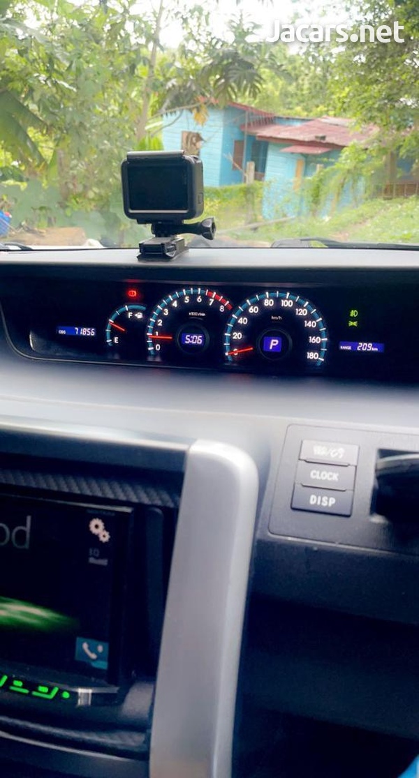 Toyota Voxy 2,0L 2012-4