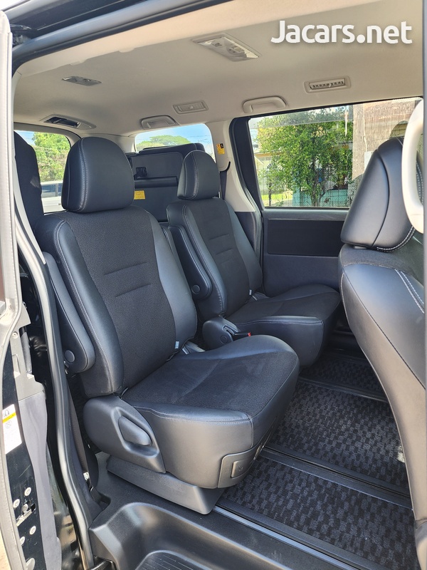 Toyota Voxy 2,0L 2013-6