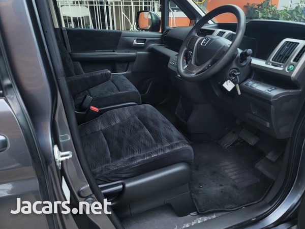 Honda Stepwgn 2,0L 2013-5
