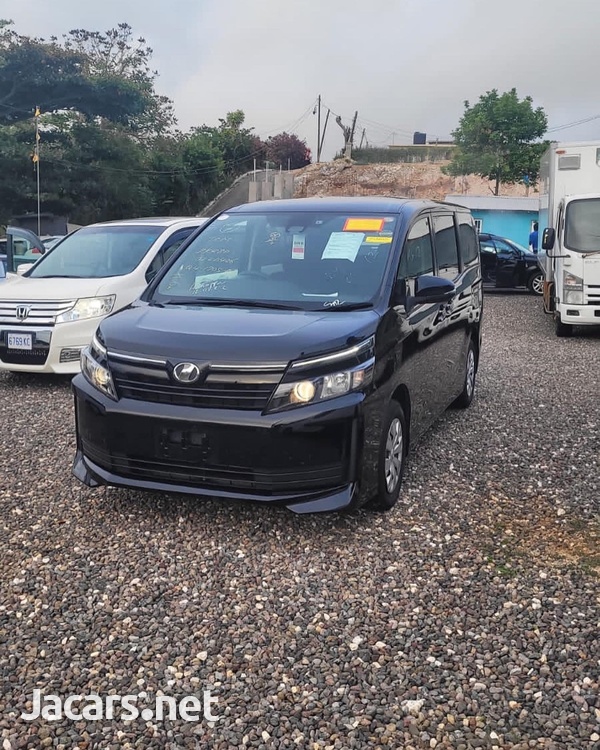 Toyota Voxy 2,0L 2016-4