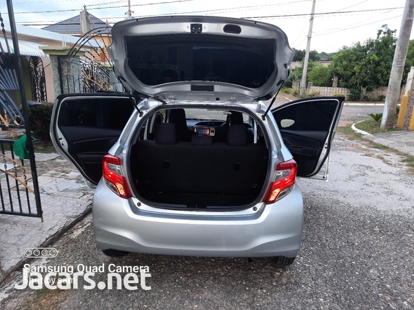 Toyota Vitz 1,0L 2015-8